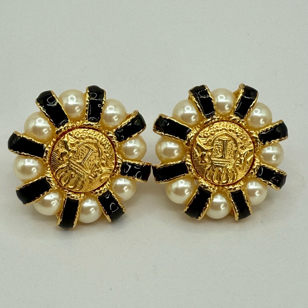 Vintage IVANA Trump High Quality Gold Tone Faux Pearl Black Enamel Earrings 1.5”